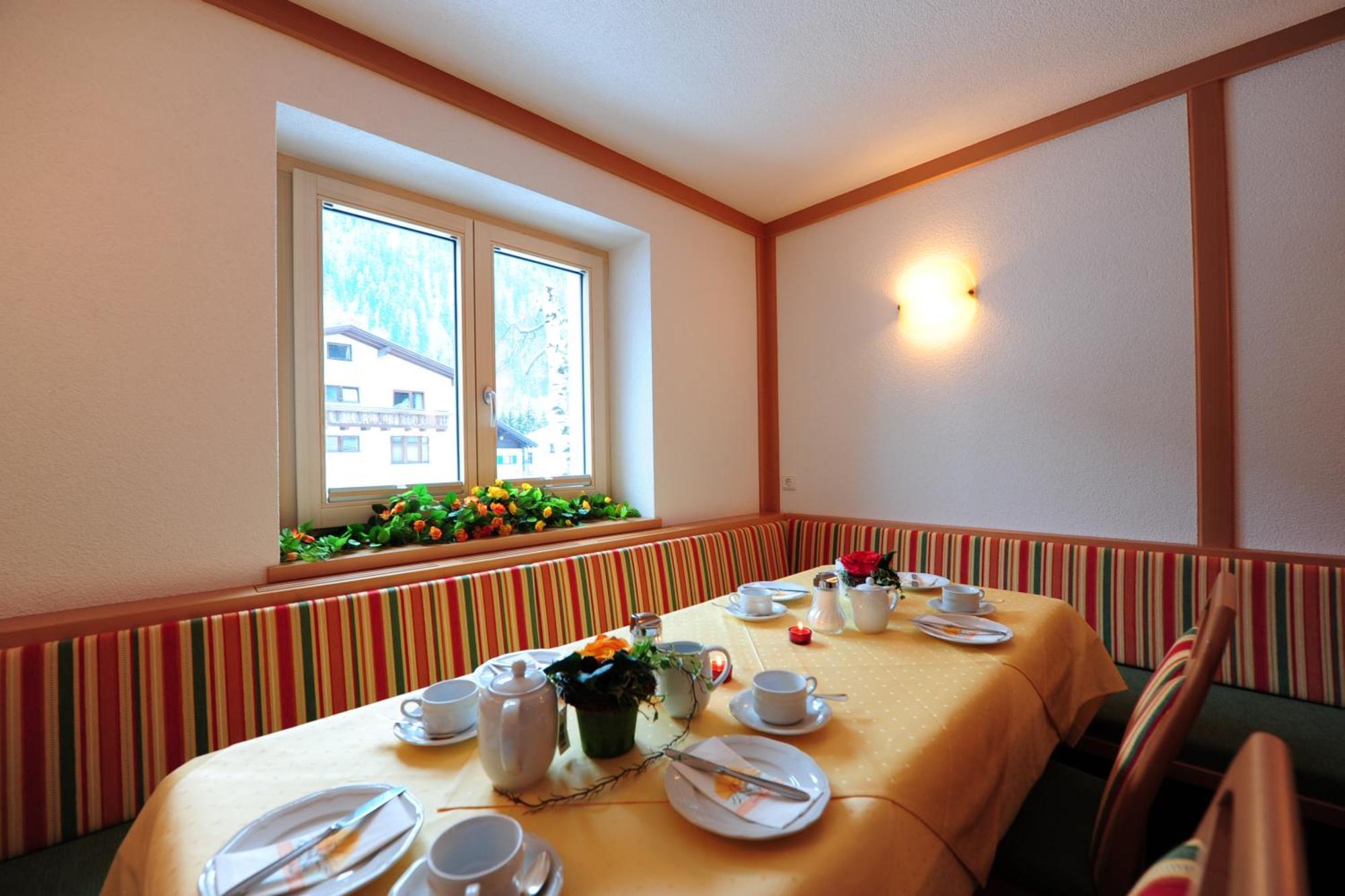 Haus Enzian Bed & Breakfast Sankt Anton am Arlberg Exterior photo