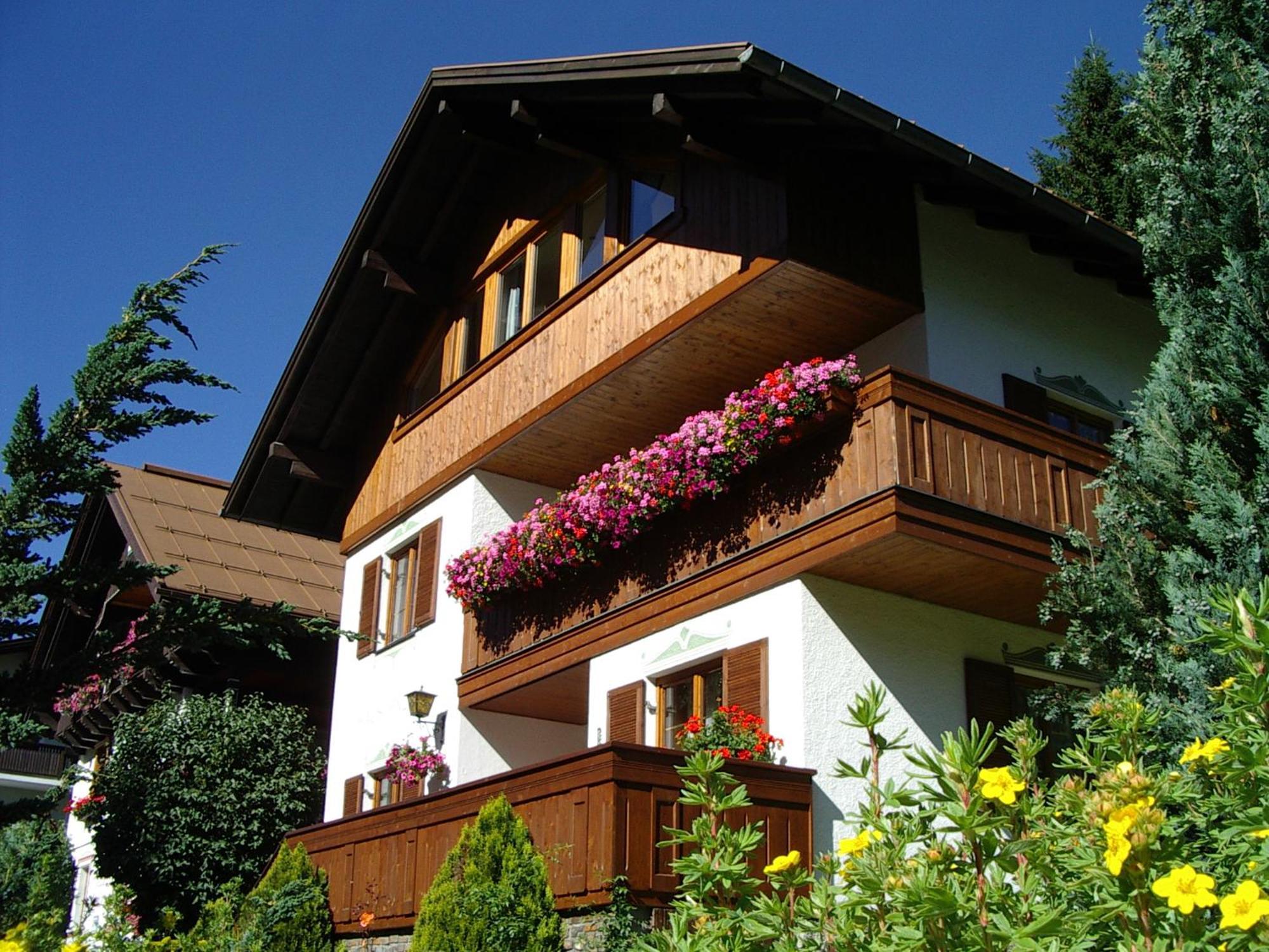 Haus Enzian Bed & Breakfast Sankt Anton am Arlberg Exterior photo